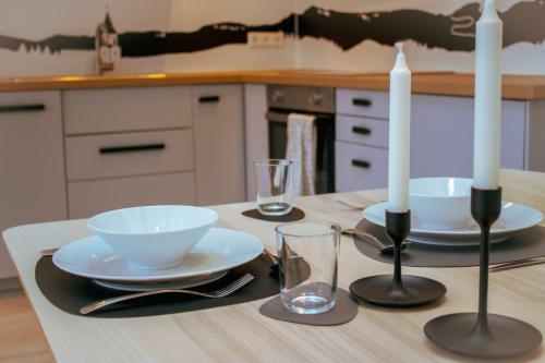 Elegant gedeckter Tisch mit Kerzenlicht in der Ferienwohnung Fronhof