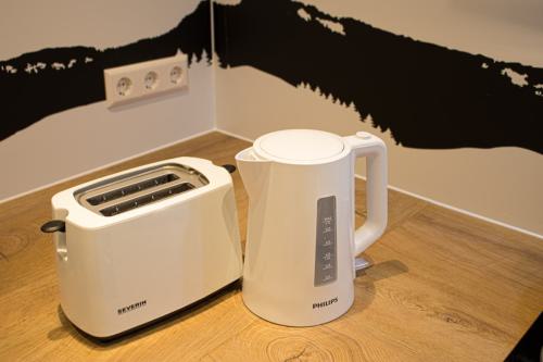 Ein moderner Toaster und Wasserkocher auf einer Küchenarbeitsplatte, bereit für das Frühstück.